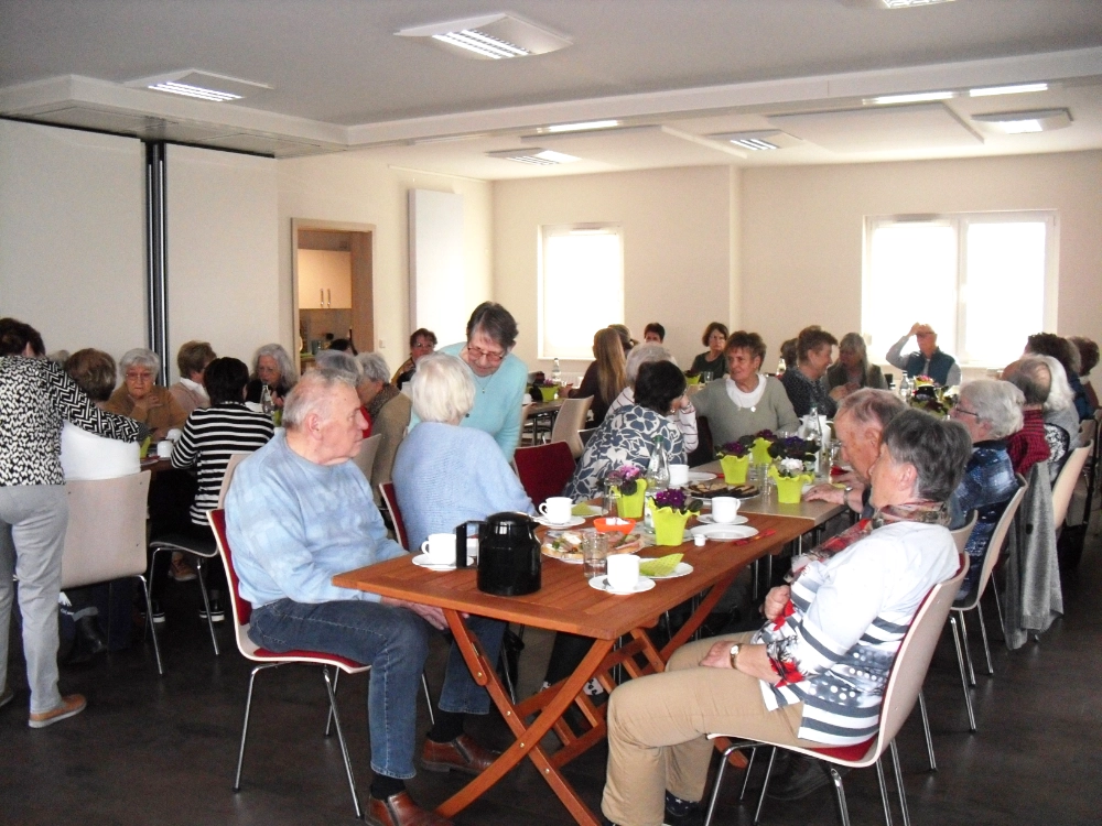 DSCI0886_heller Mitgliederversammlung mit Kaffee, Kuchen und belegten Schnittchen